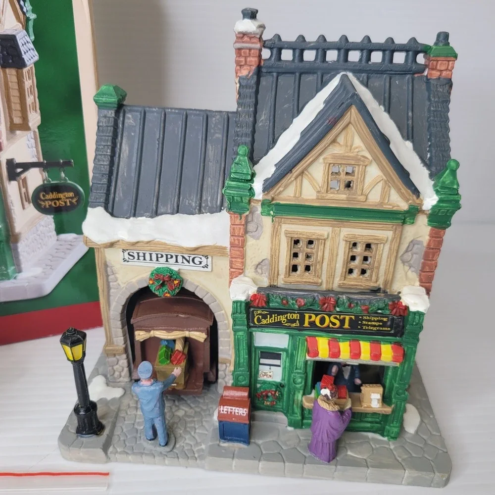 Lemax Caddington Post #85364 Porcelain Lighted Building New w/‎ Original Box